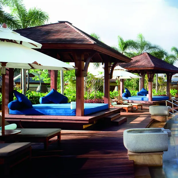 Sonnenliegen, The Ritz-Carlton Hotel Sanya, China Rundreise