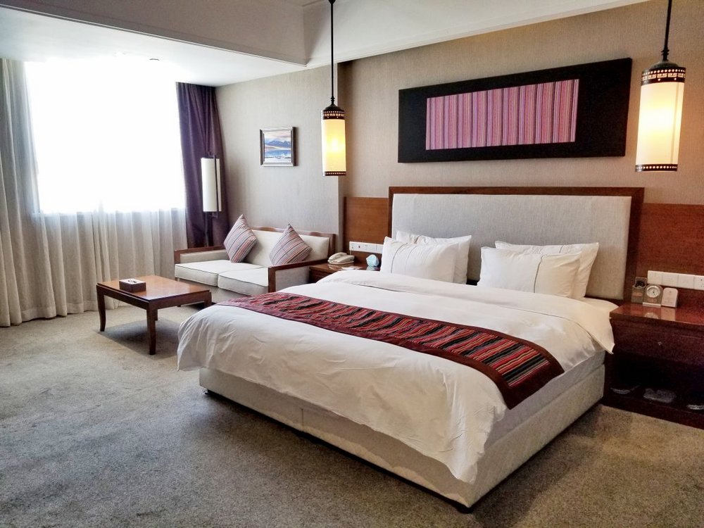 Room Deluxe, Hotel Qomolangzong, Shigatse, China Reisen