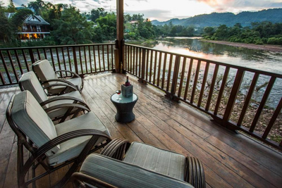 Terrasse der Muang La Lodge, Laos und Yunnan Rundreise, Luxus